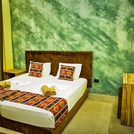 Te Bujtina Hotel- Cozy Stay With Traditional Breakfast Near Beach Golem  Eksteriør billede