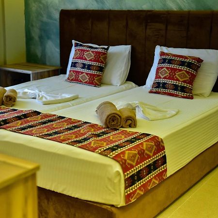 Te Bujtina Hotel- Cozy Stay With Traditional Breakfast Near Beach Golem  Eksteriør billede