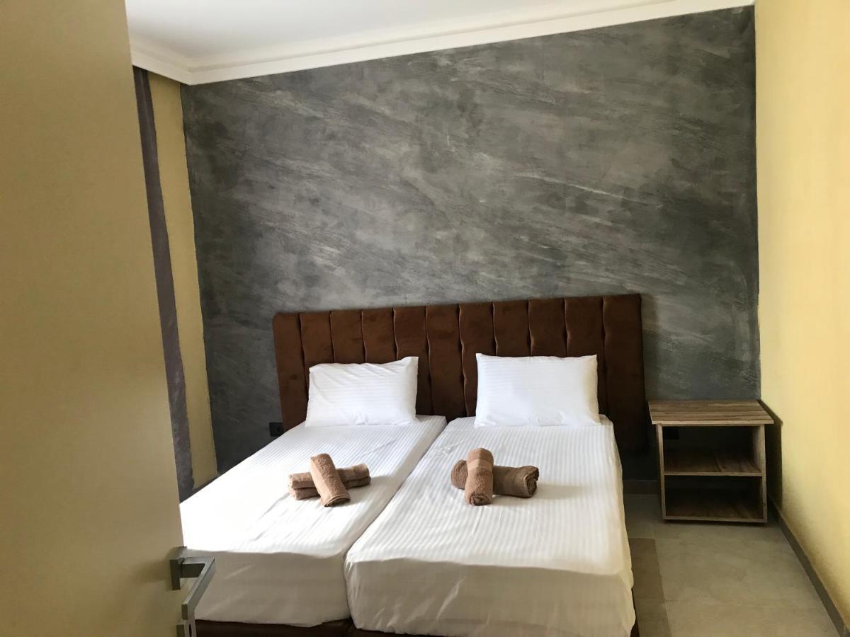 Te Bujtina Hotel- Cozy Stay With Traditional Breakfast Near Beach Golem  Eksteriør billede