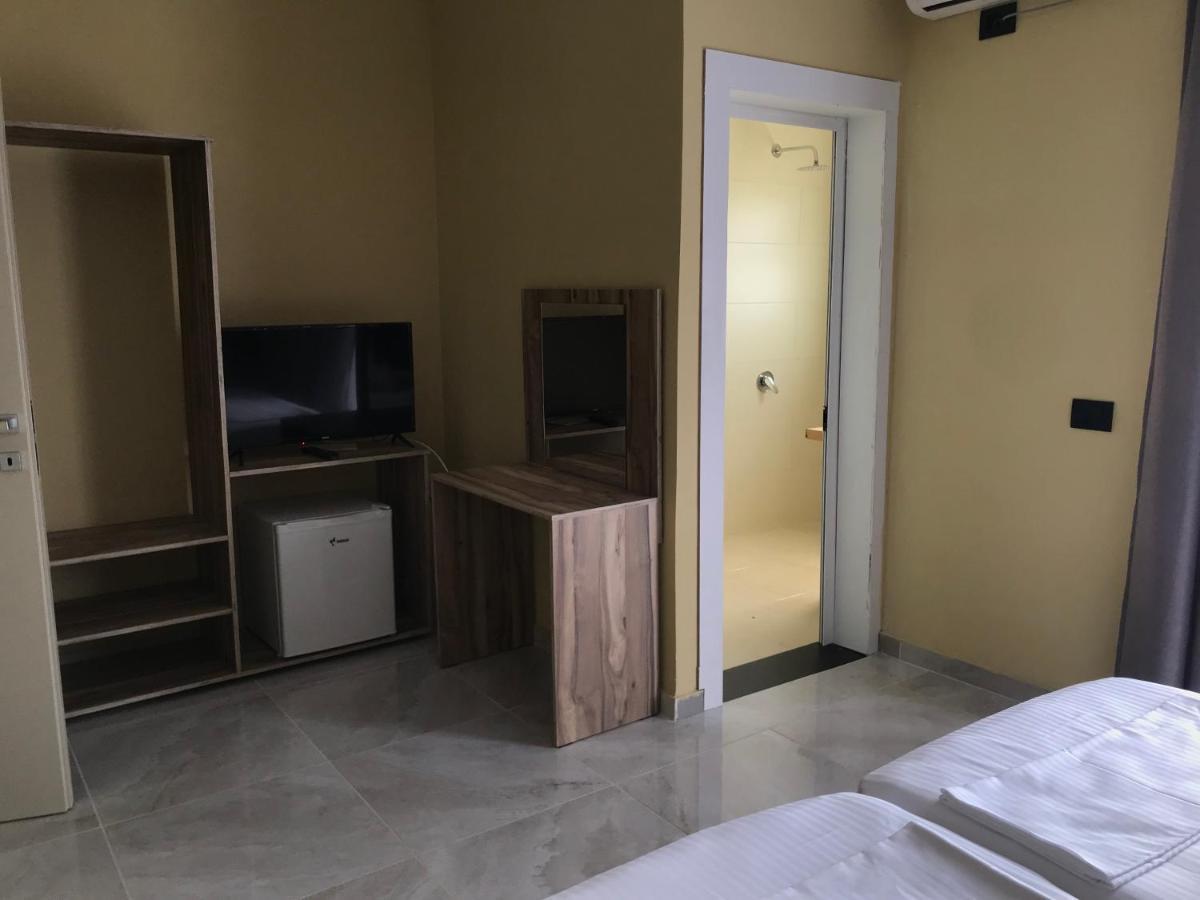 Te Bujtina Hotel- Cozy Stay With Traditional Breakfast Near Beach Golem  Eksteriør billede
