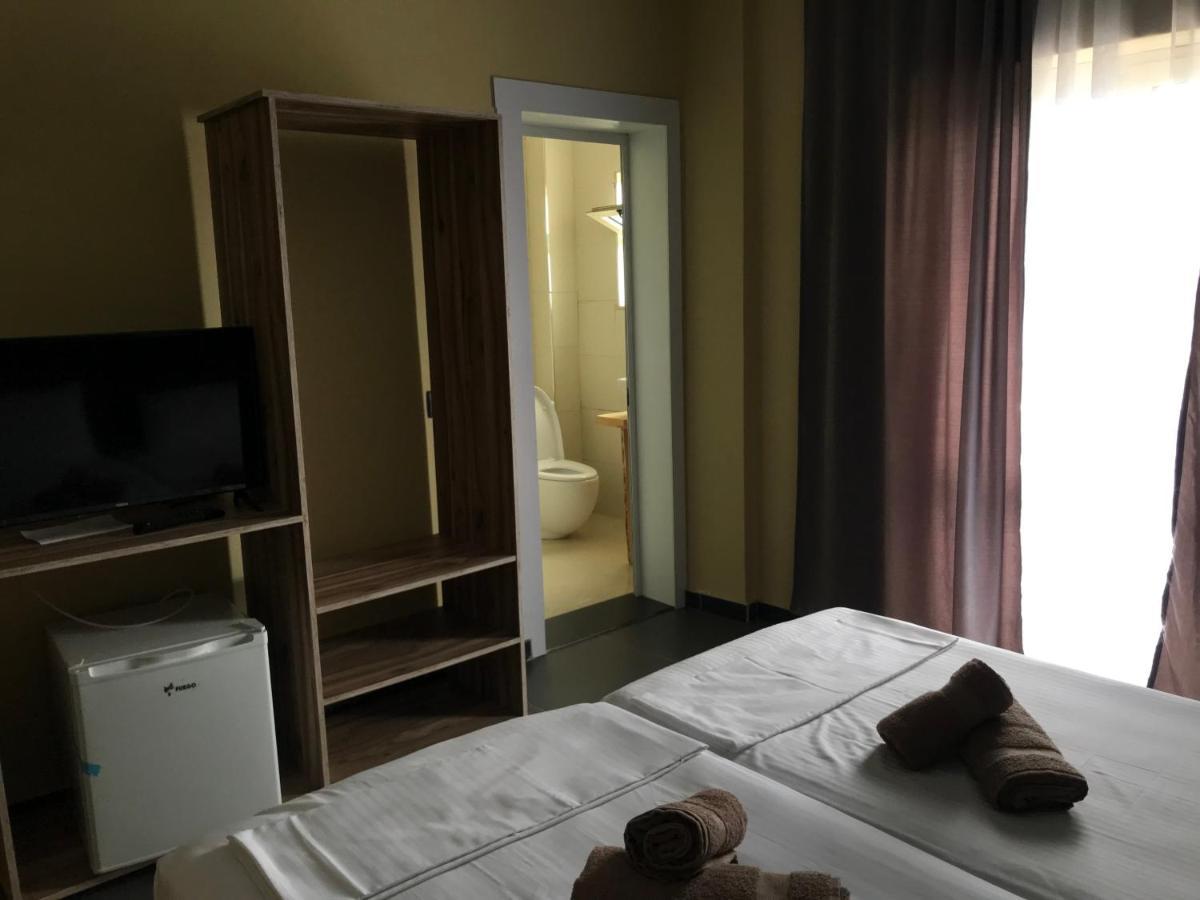 Te Bujtina Hotel- Cozy Stay With Traditional Breakfast Near Beach Golem  Eksteriør billede
