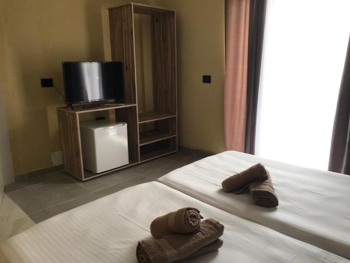 Te Bujtina Hotel- Cozy Stay With Traditional Breakfast Near Beach Golem  Eksteriør billede