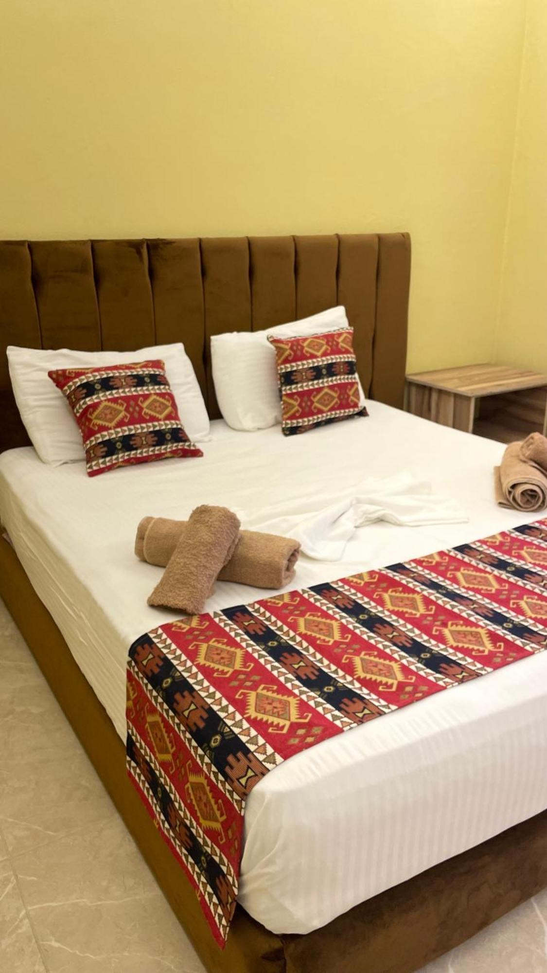 Te Bujtina Hotel- Cozy Stay With Traditional Breakfast Near Beach Golem  Eksteriør billede