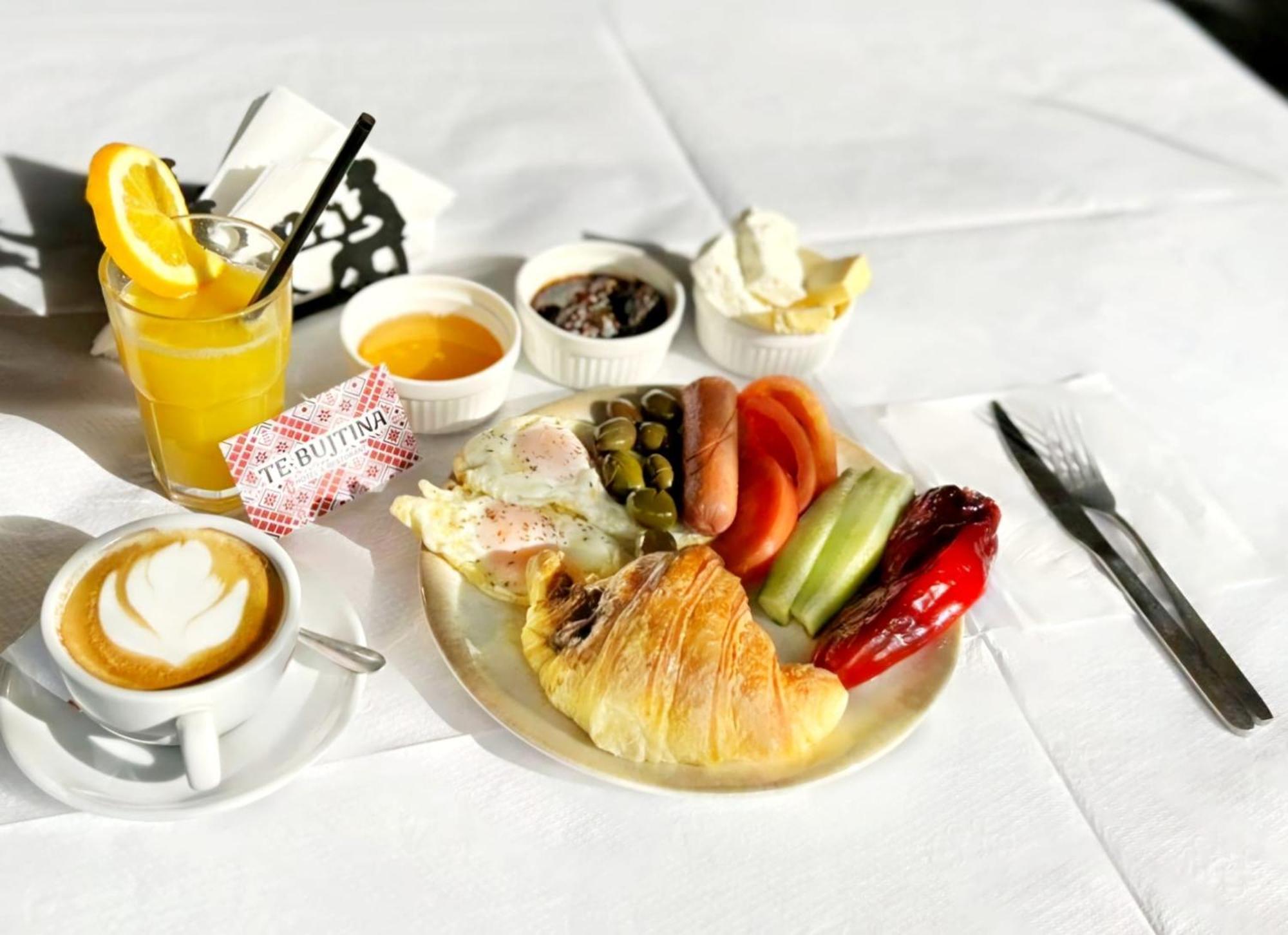 Te Bujtina Hotel- Cozy Stay With Traditional Breakfast Near Beach Golem  Eksteriør billede