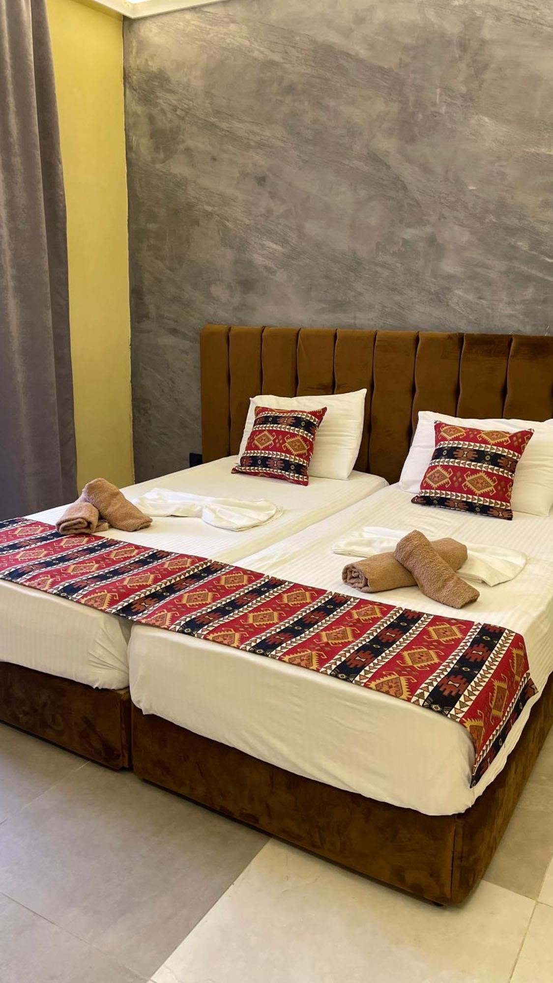 Te Bujtina Hotel- Cozy Stay With Traditional Breakfast Near Beach Golem  Eksteriør billede
