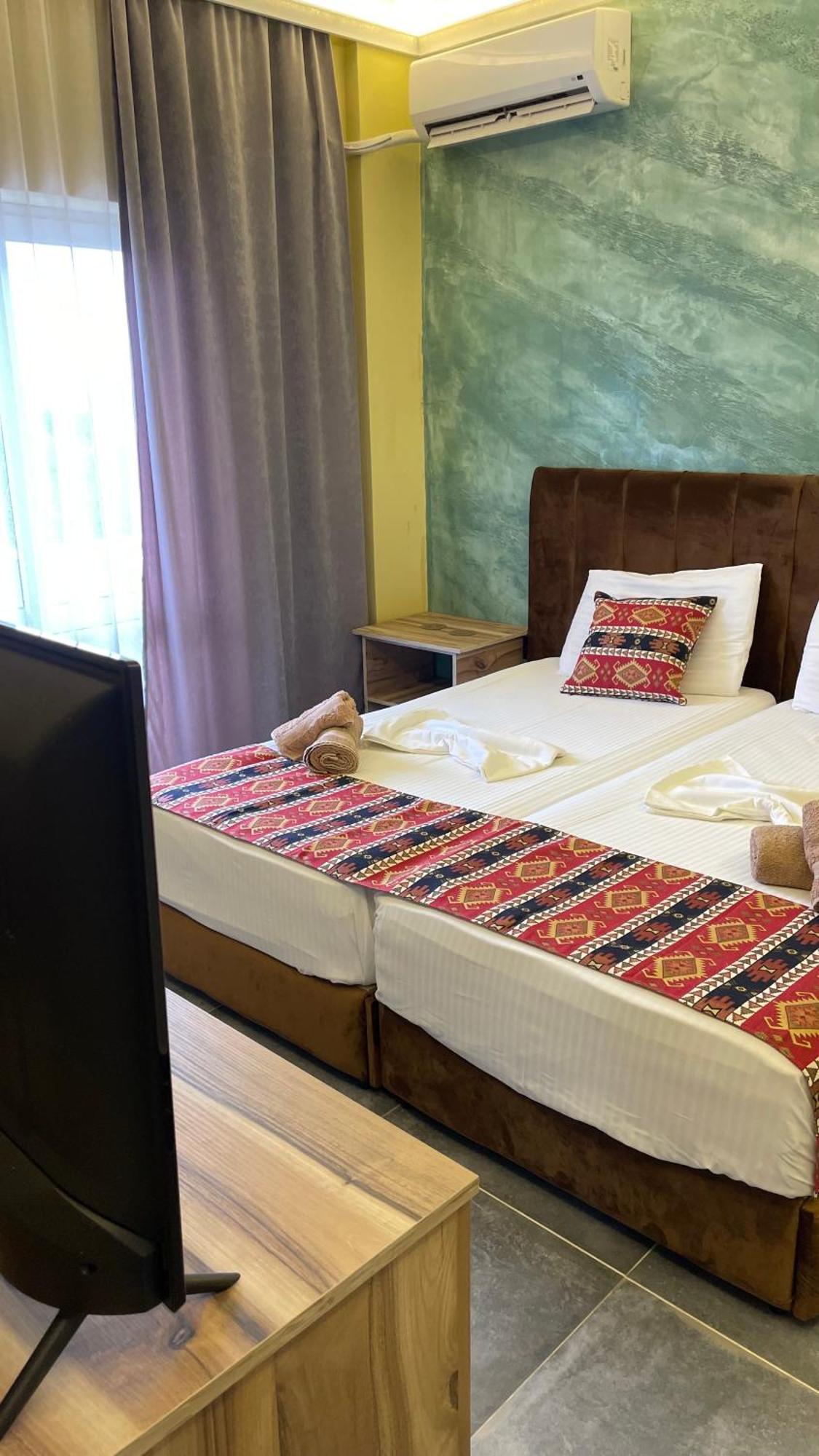 Te Bujtina Hotel- Cozy Stay With Traditional Breakfast Near Beach Golem  Eksteriør billede