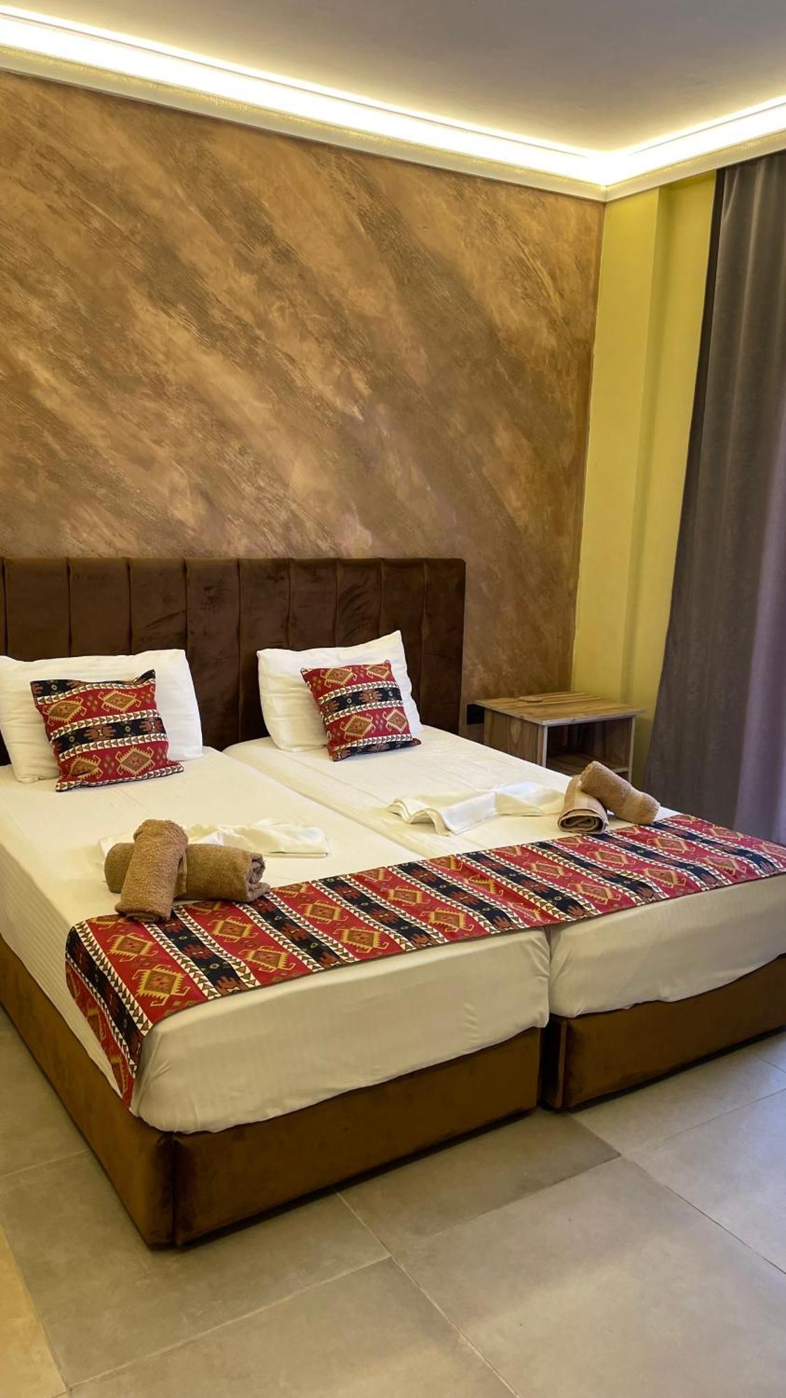Te Bujtina Hotel- Cozy Stay With Traditional Breakfast Near Beach Golem  Eksteriør billede