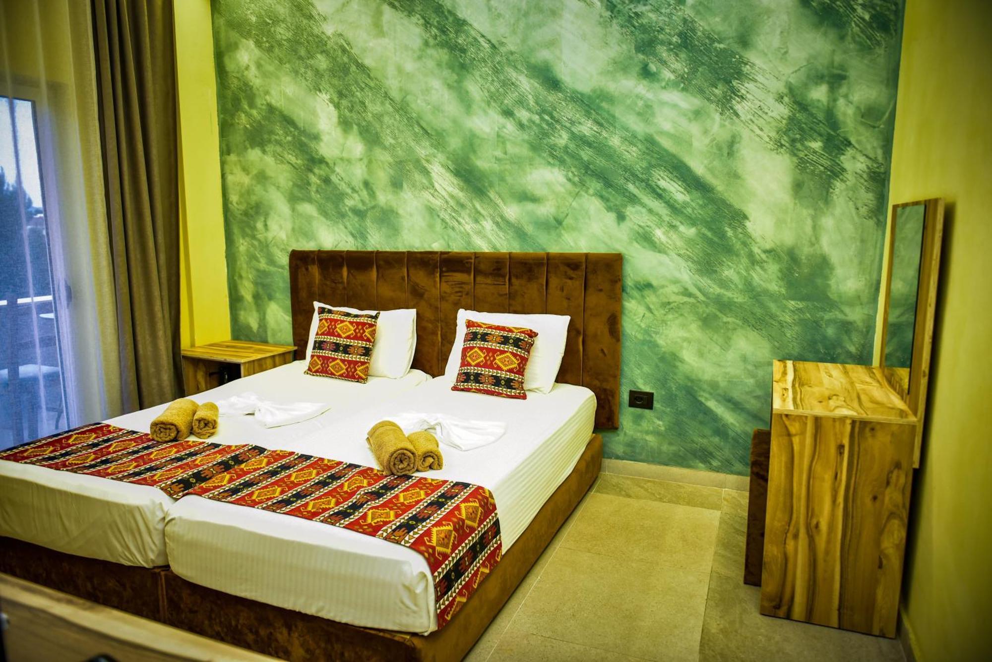 Te Bujtina Hotel- Cozy Stay With Traditional Breakfast Near Beach Golem  Eksteriør billede