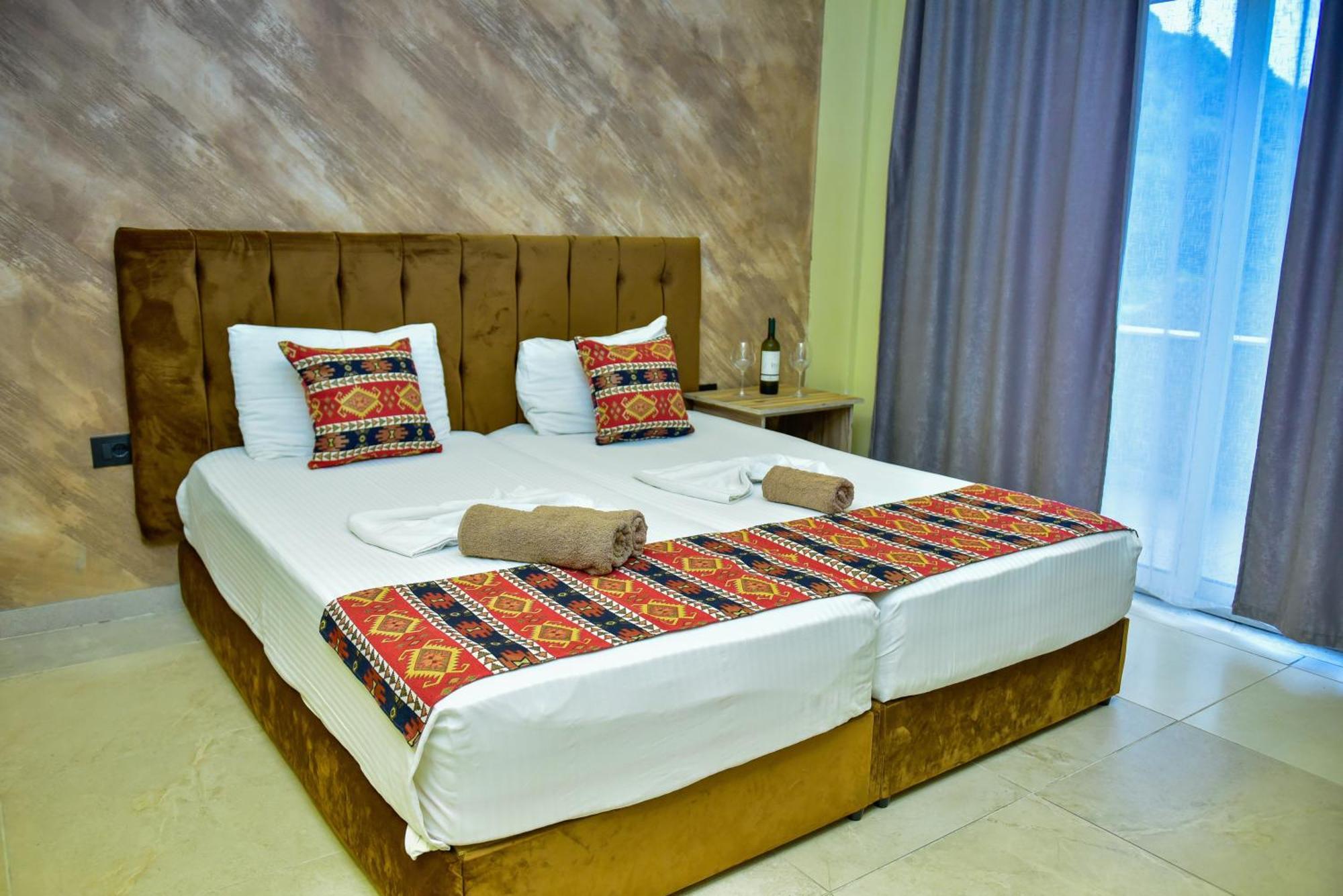 Te Bujtina Hotel- Cozy Stay With Traditional Breakfast Near Beach Golem  Eksteriør billede