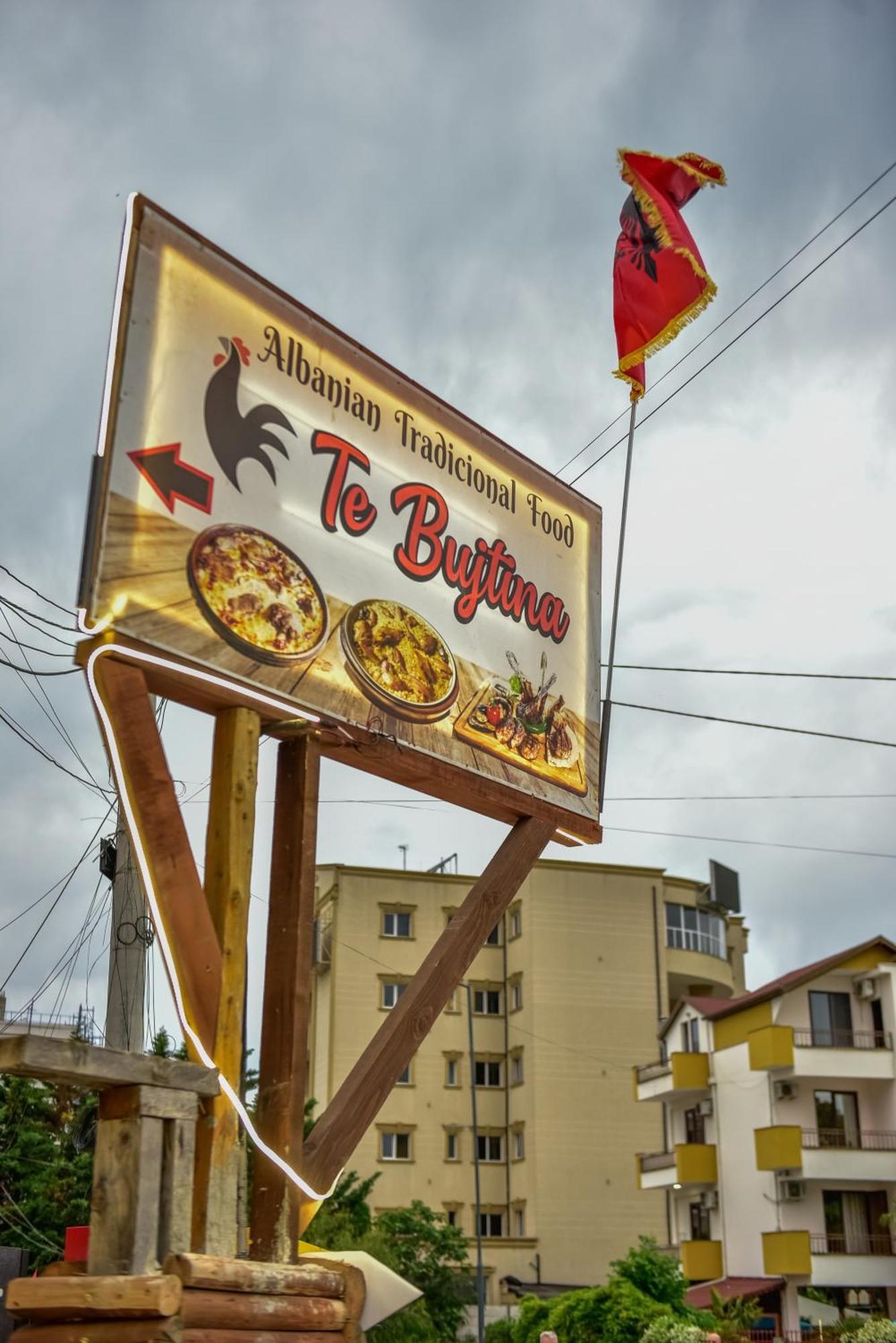 Te Bujtina Hotel- Cozy Stay With Traditional Breakfast Near Beach Golem  Eksteriør billede