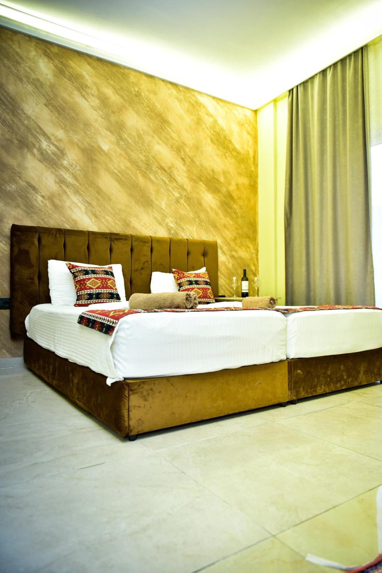 Te Bujtina Hotel- Cozy Stay With Traditional Breakfast Near Beach Golem  Eksteriør billede
