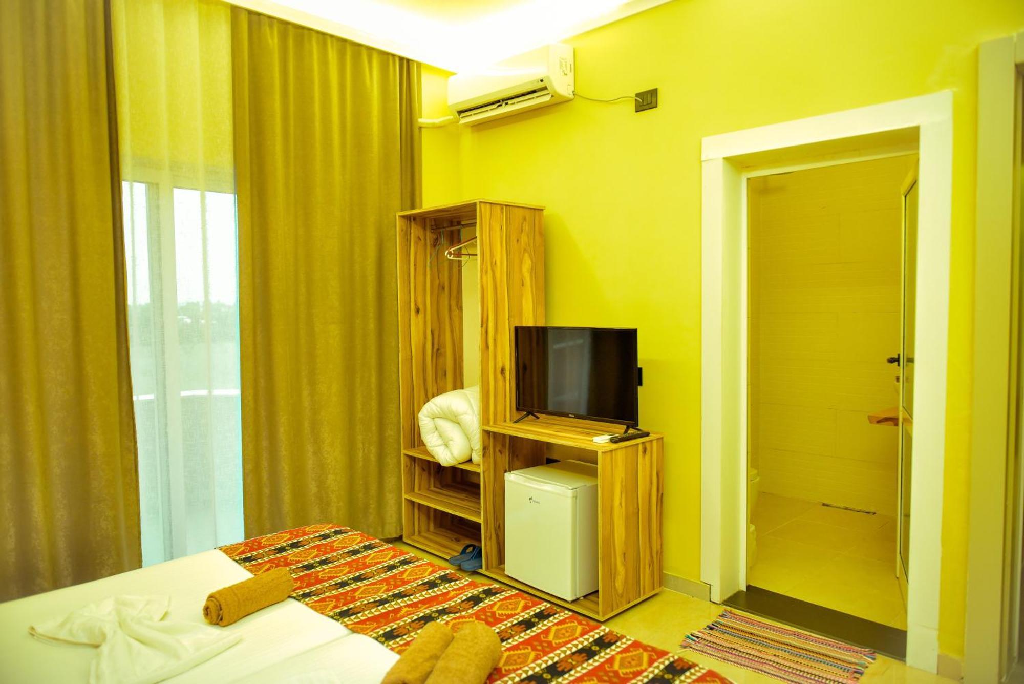 Te Bujtina Hotel- Cozy Stay With Traditional Breakfast Near Beach Golem  Eksteriør billede