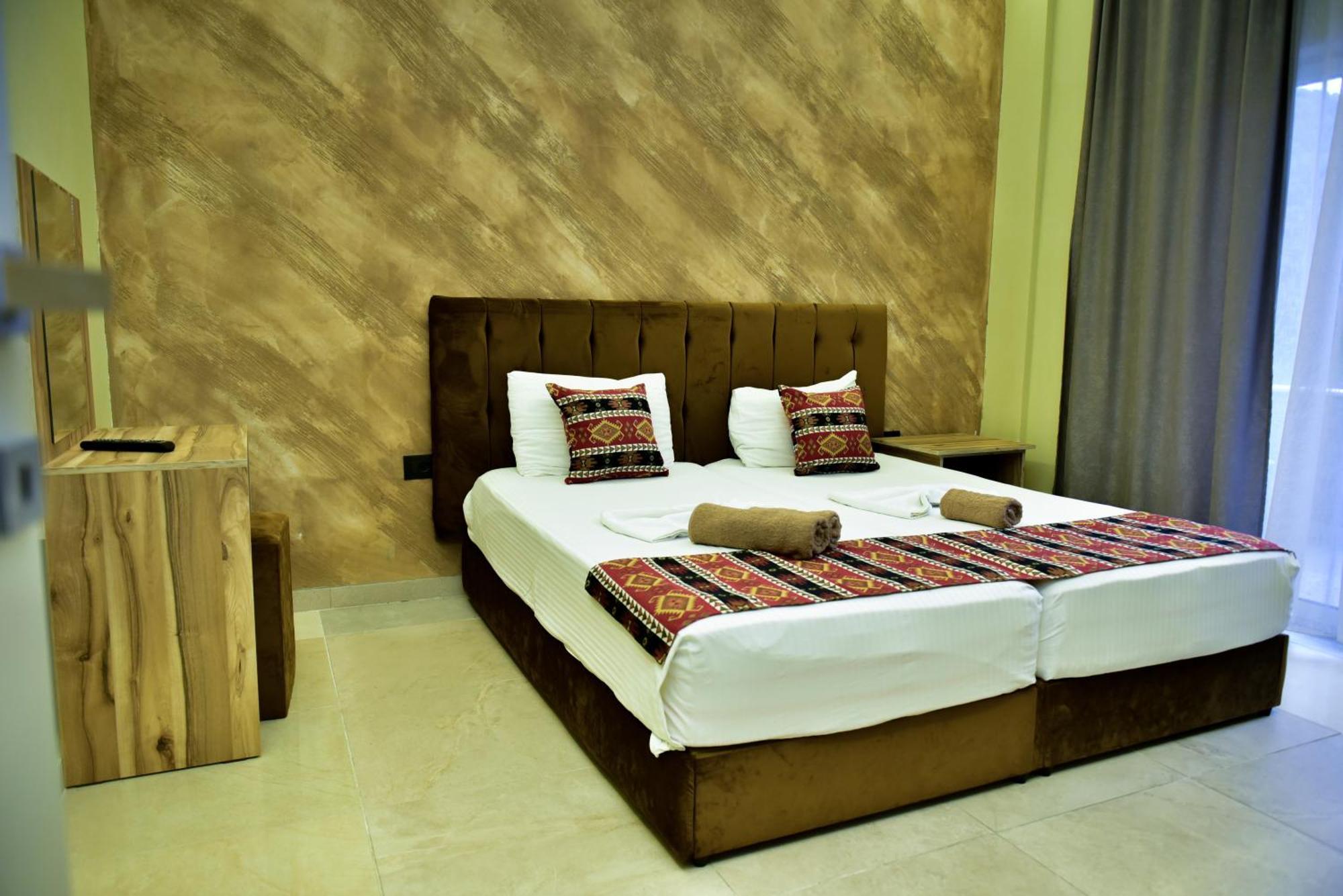 Te Bujtina Hotel- Cozy Stay With Traditional Breakfast Near Beach Golem  Eksteriør billede