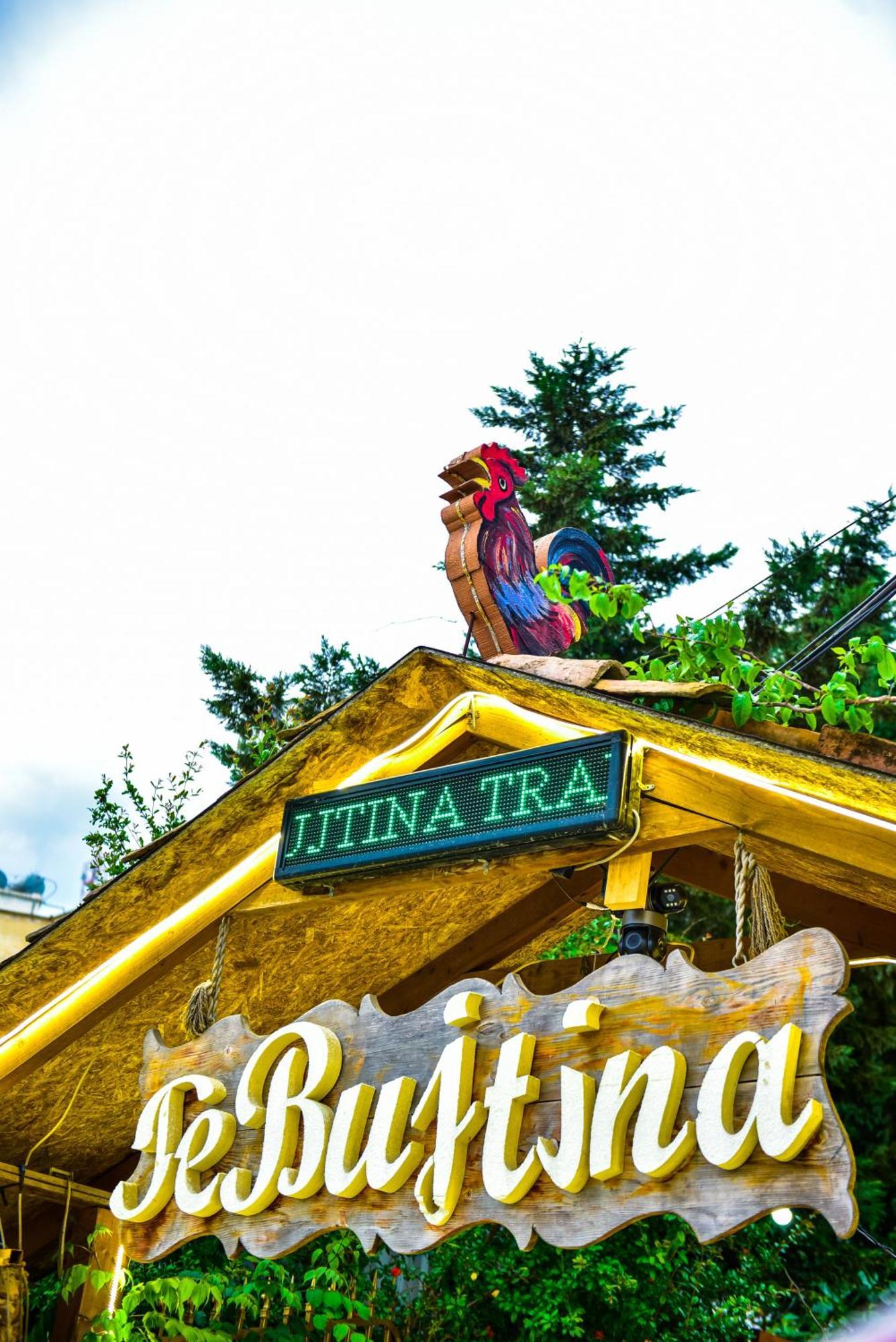 Te Bujtina Hotel- Cozy Stay With Traditional Breakfast Near Beach Golem  Eksteriør billede