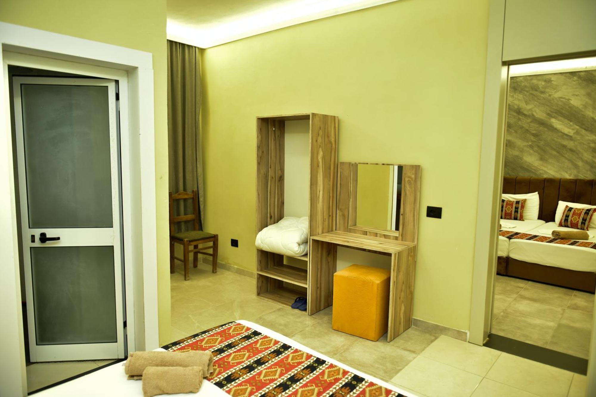 Te Bujtina Hotel- Cozy Stay With Traditional Breakfast Near Beach Golem  Eksteriør billede