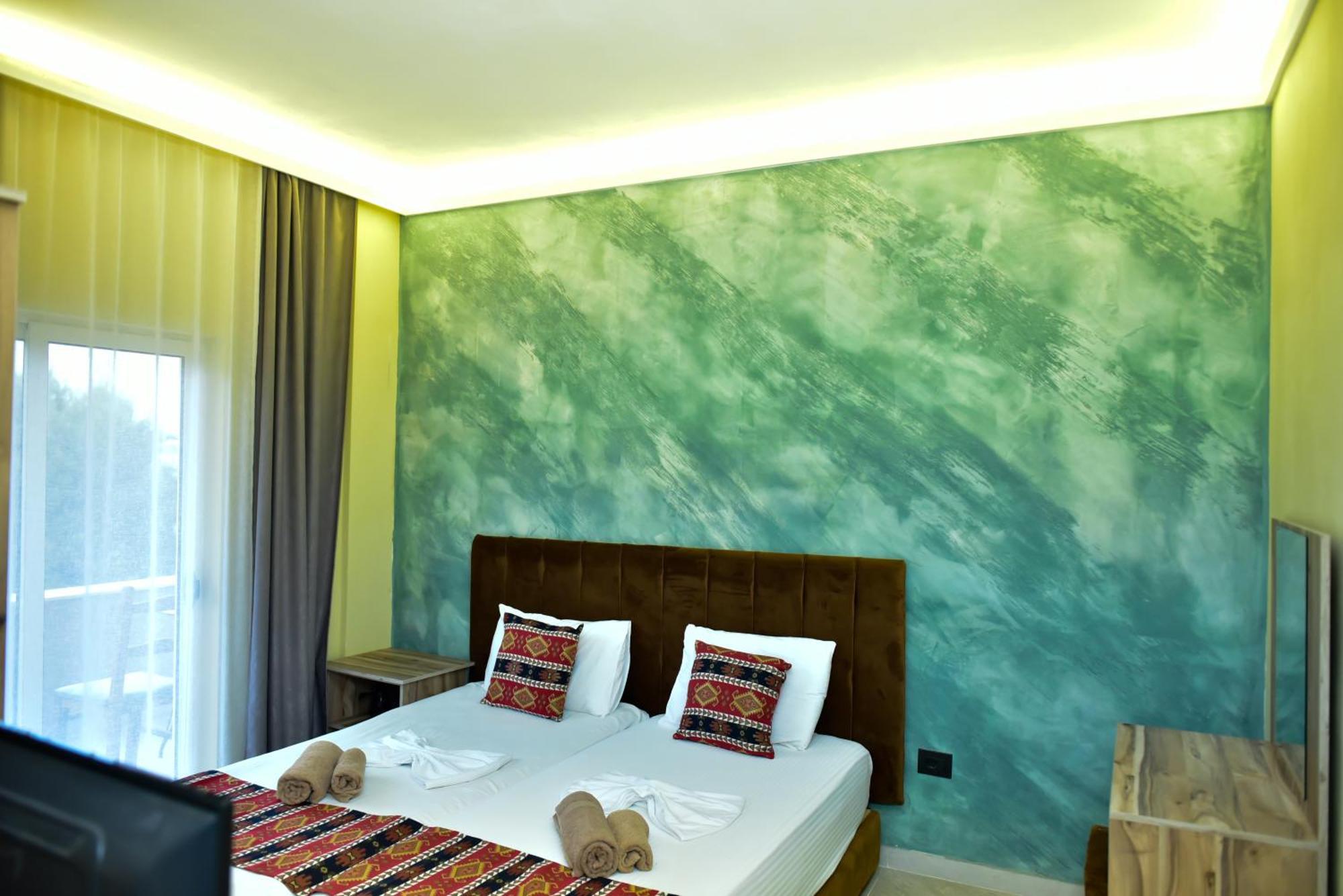Te Bujtina Hotel- Cozy Stay With Traditional Breakfast Near Beach Golem  Eksteriør billede